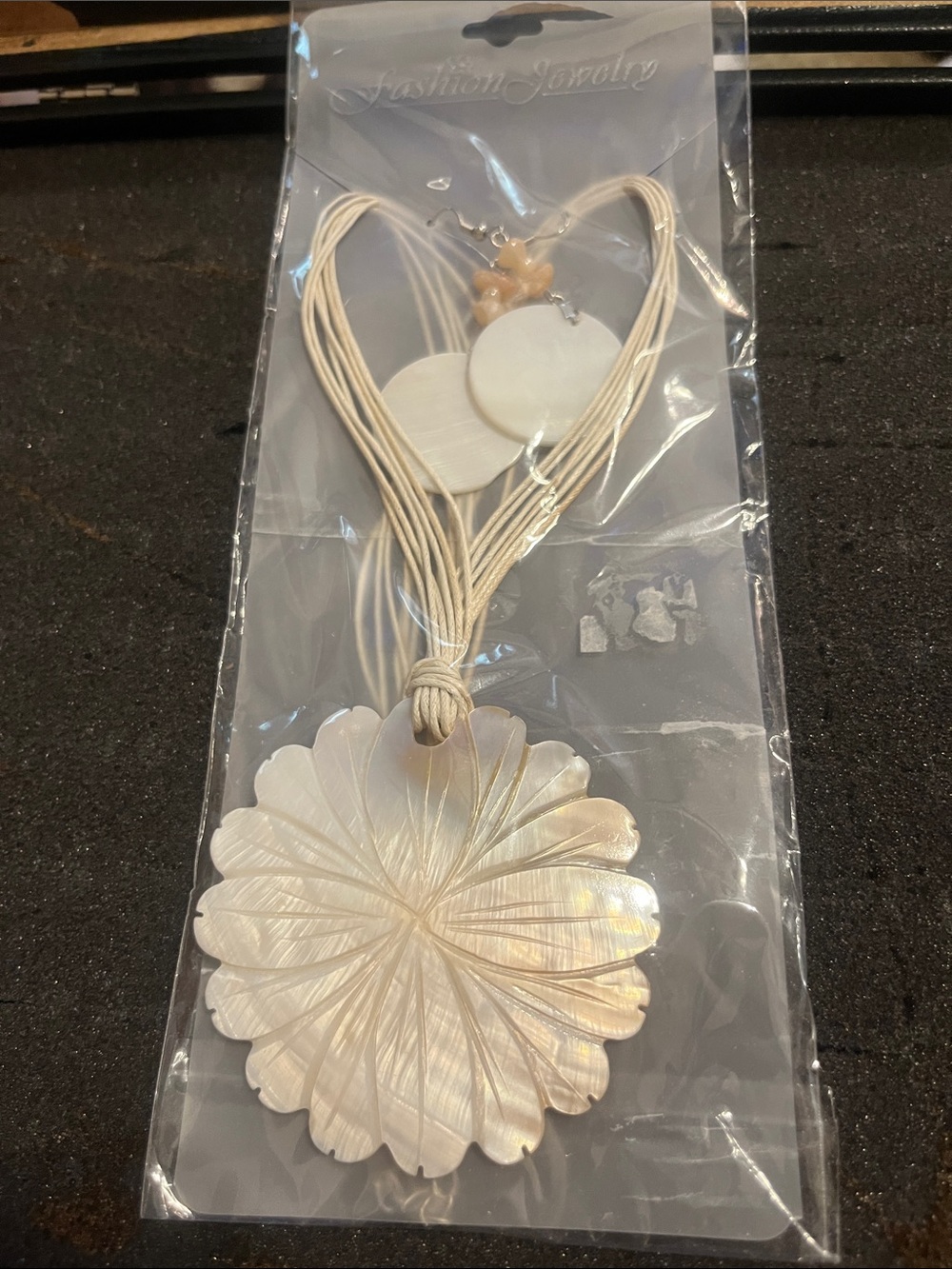 Fashion Jewelry Cream Mother-of-Pearl Pendant Necklace
